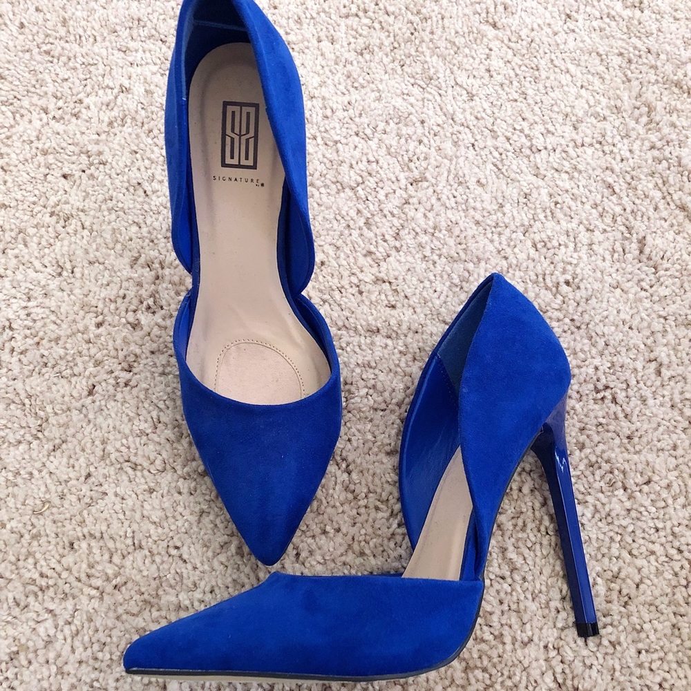 Blue pumps